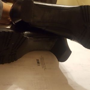 Donald Pliner boots black leather with kitten hill